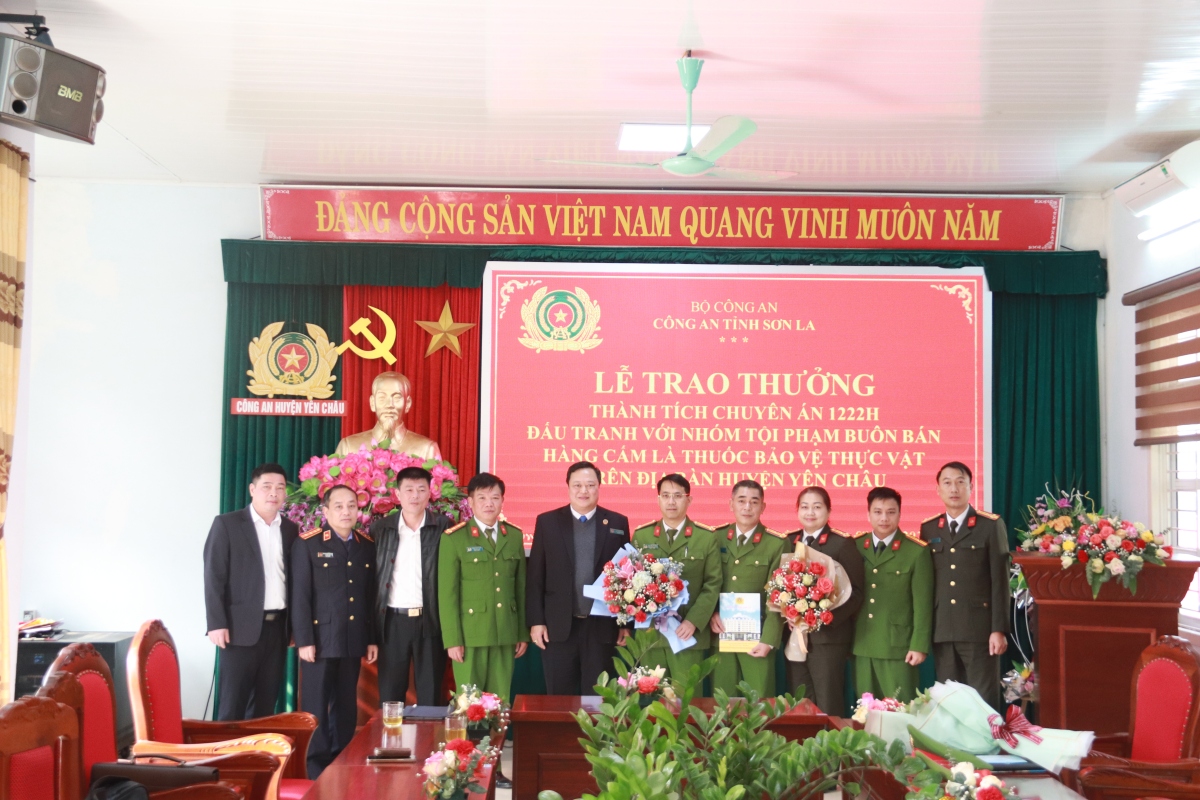 Công an tỉnh và Tòa án nhân dân tỉnh Sơn La chúc mừng Ban Chuyên án