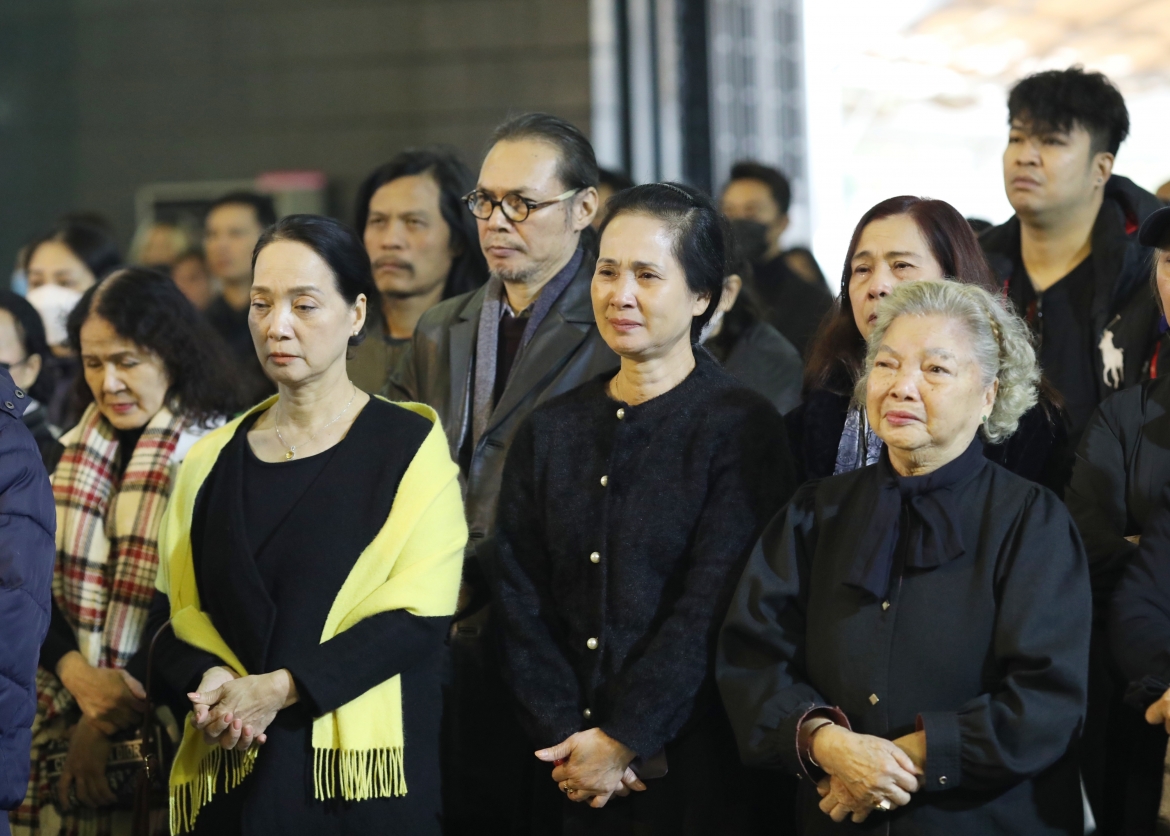 NSND Lê Khanh, NSND Lan Hương, NSƯT Lê Mai rơi nước mắt trong lễ truy điệu NSND Doãn Hoàng Giang