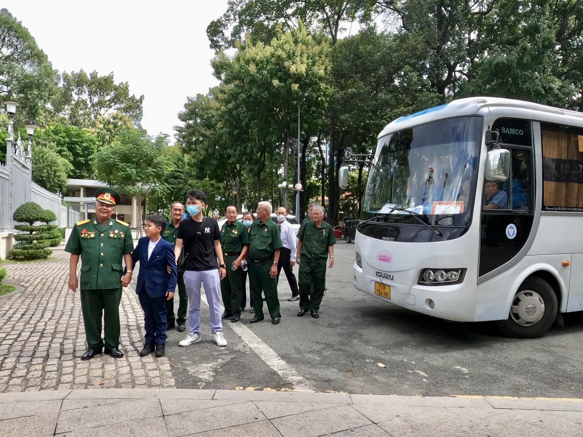 Ông Phan Văn Hôn trong một chuyến đưa đoàn cựu chiến binh đến thăm Dinh Độc Lập (ảnh: Tư liệu nhân vật)