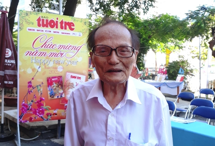 Nhà thơ Giang Nam tại lễ khai mạc Hội báo xuân Nhâm Dần 2022 tỉnh Khánh Hòa, ngày 26/1/2022. Ảnh: Phan Sông Ngân