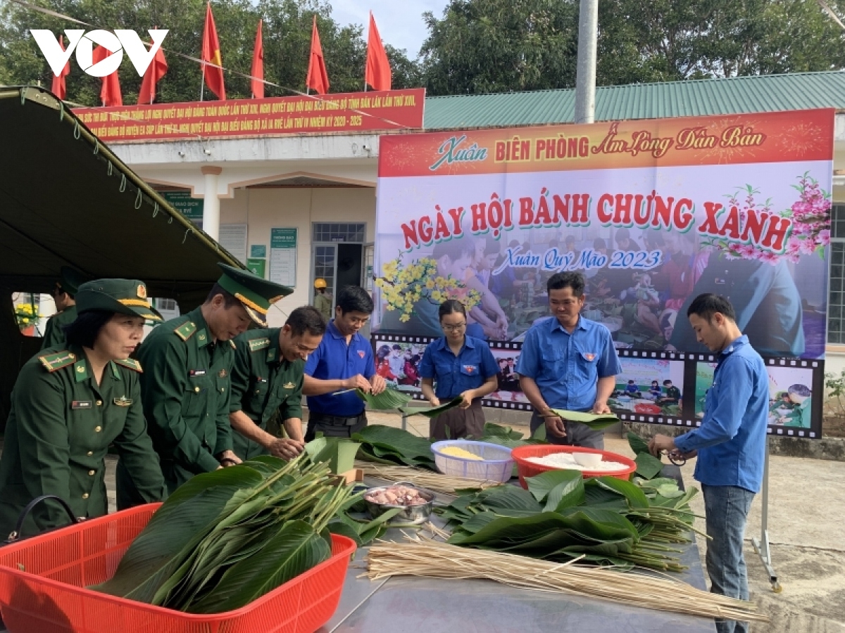                Chương trình gói 2.800 chiếc bánh chưng xanh cho bà con xã biên giới Ia Rvê.