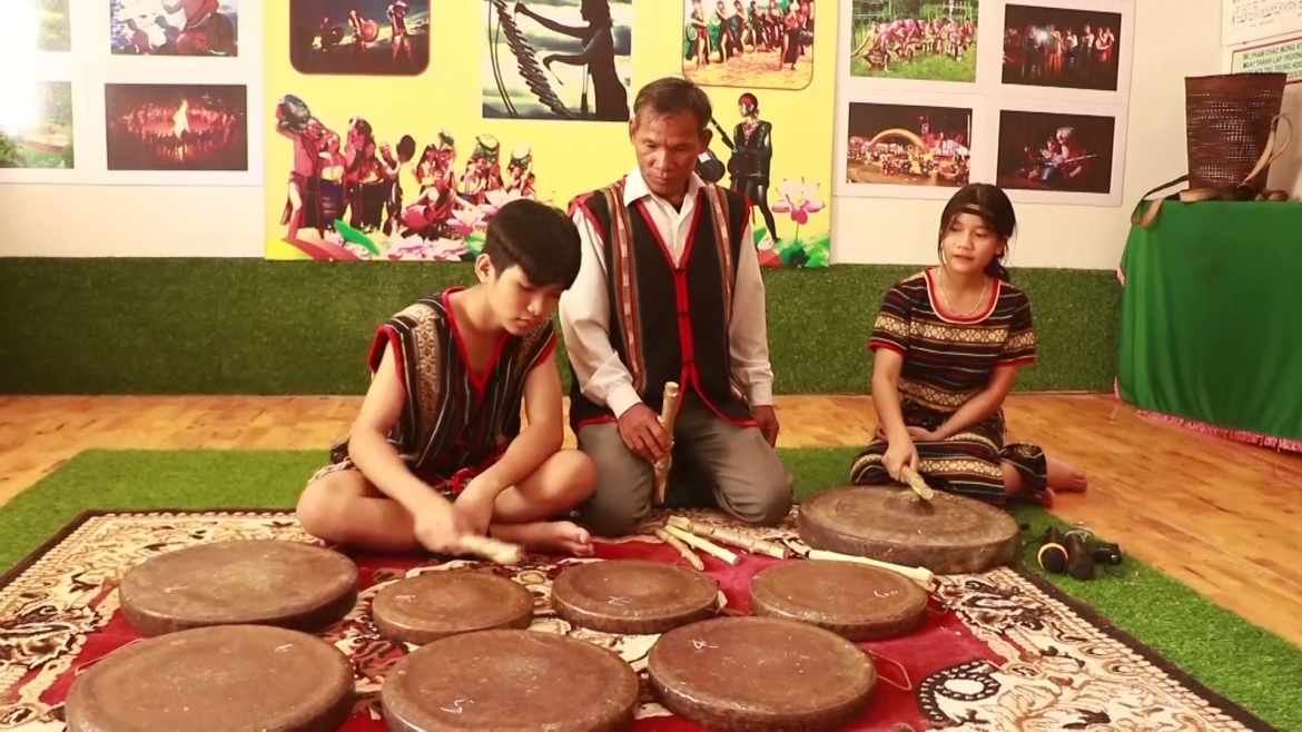Các bạn trẻ dân tộc Ca Dong ở huyện Sơn Tây, tỉnh Quảng Ngãi được nghệ sĩ ưu tú Đinh Thanh Sơn truyền dạy cách đánh chiêng.