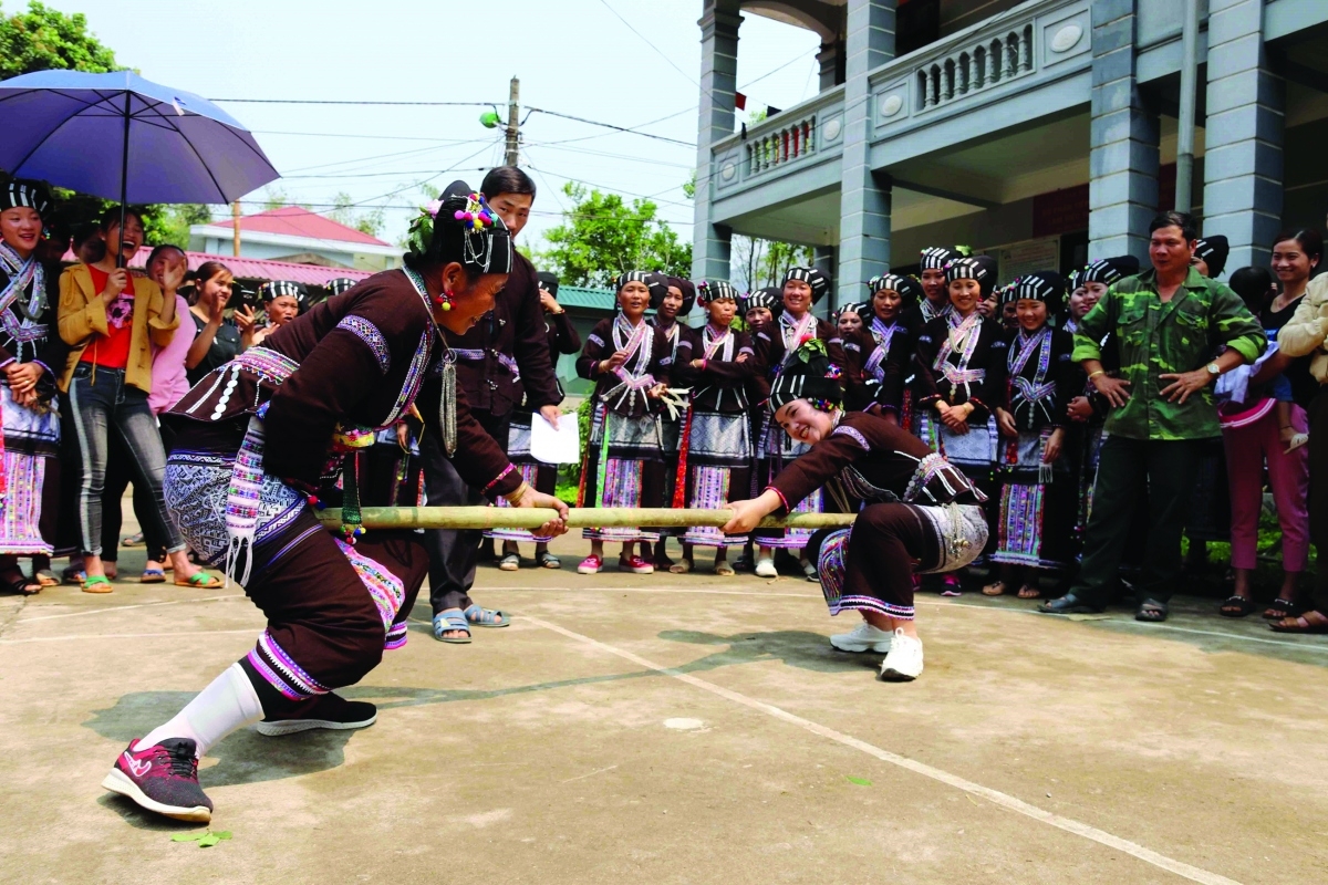 Đẩy gậy - trò chơi truyền thống của người Lự trong những ngày lễ hội.