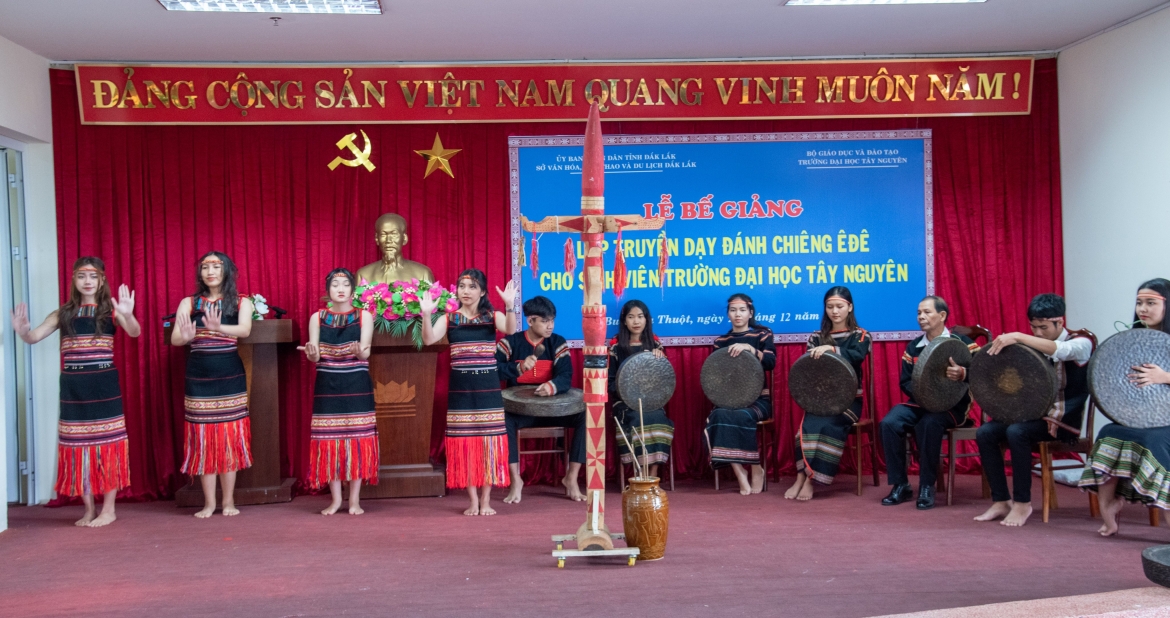 Tiết mục biểu diễn cồng chiêng kết hợp dân vũ của sinh viên trường đại học Tây Nguyên.