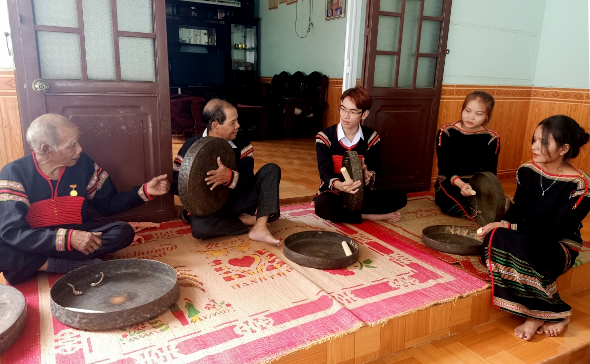 Sinh viên chăm chú lắng nghe nghệ nhân truyền dạy.