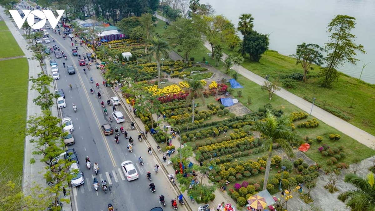 Cảnh quan TP Huế trong năm vừa qua đã được chú ý chỉnh trang , điểm nhấn là 2 bờ sông Hương luôn xanh sạch đẹp.