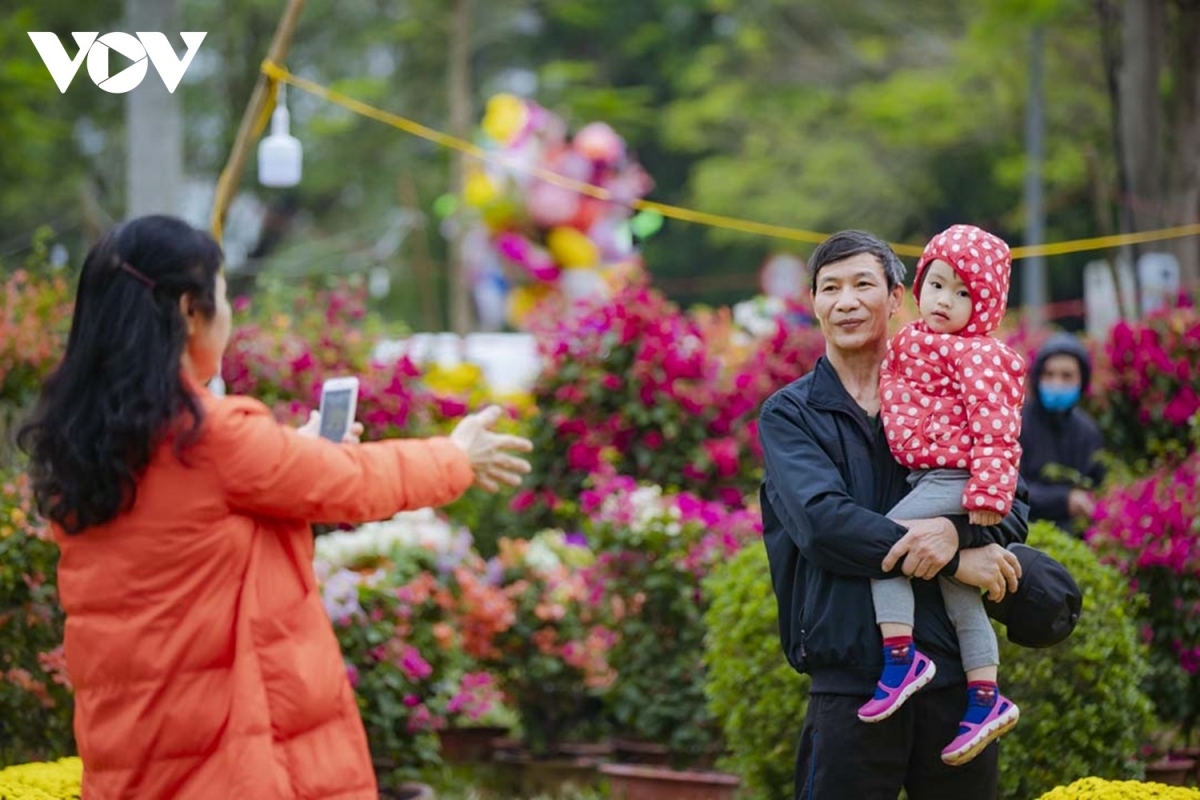 Những gia đình nhỏ ngoài đi chợ hoa để mua cho mình những chậu hoa đẹp thì cũng kịp ghi lại những hình ảnh kỷ niệm của Tết.