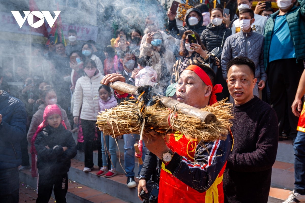 They blow on the straw as soon as there is smoke. When the fire is lit, the rice cooking begins.