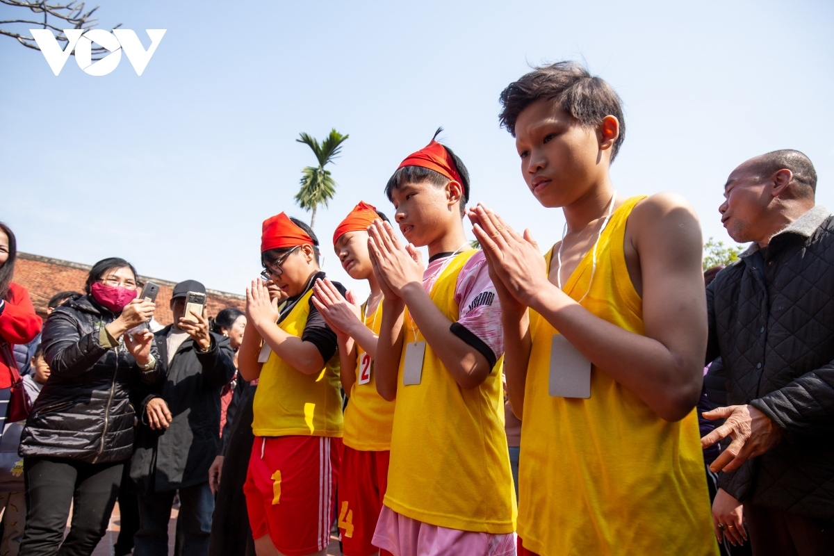 Four teenagers complete the task of fetching water.