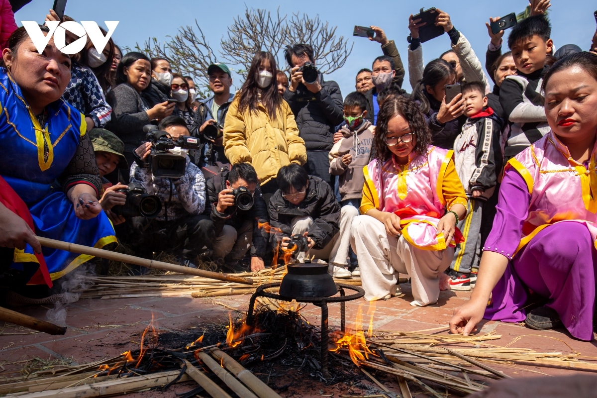 The rice pot is kept inside burning straw.