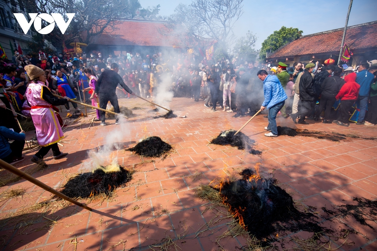 The pot is retrieved from burning ashes after half an hour. The jury then get to taste the rice and duly give awards to the winners.