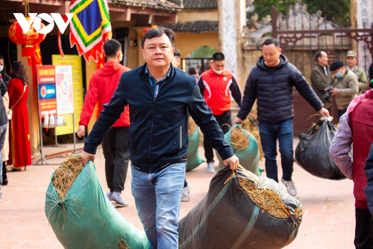 Preparing husk rice ahead of the contest