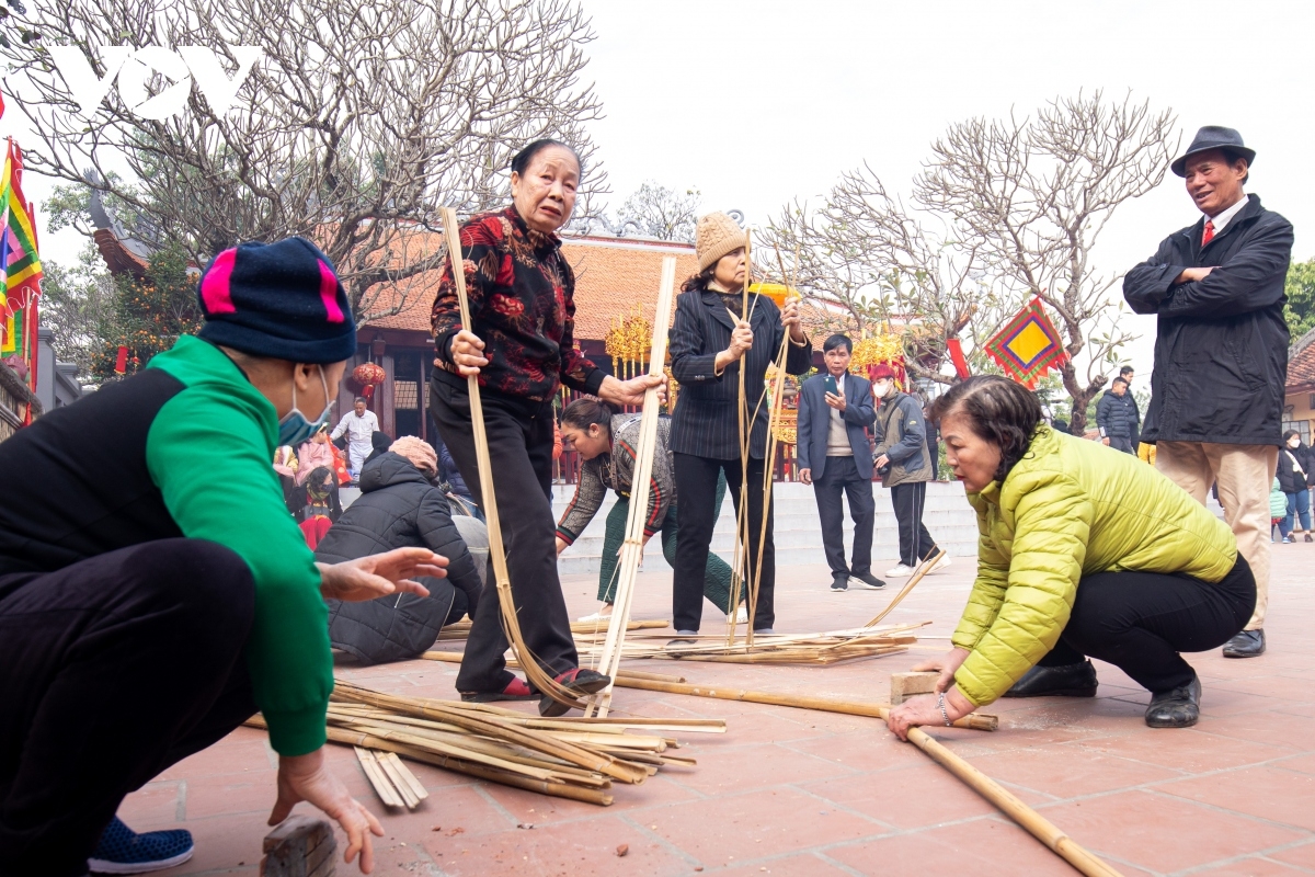 The festival is held in order to commemorate Phan Tay Nhac, a general of the 18th Hung King. Legend has it that one day Nhac led his guerrilla soldiers past Thi Cam village to chase away the Chinese Shu invaders, with local villagers asking him to join his force.