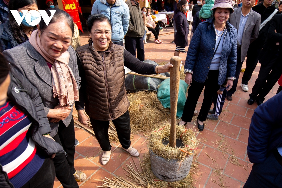 During the course of the rice cooking contest, competitors form four groups and have to husk rice, fetch water, make a fire, and cook rice. A jury comprising of respected village chiefs and select the winners of the contest.