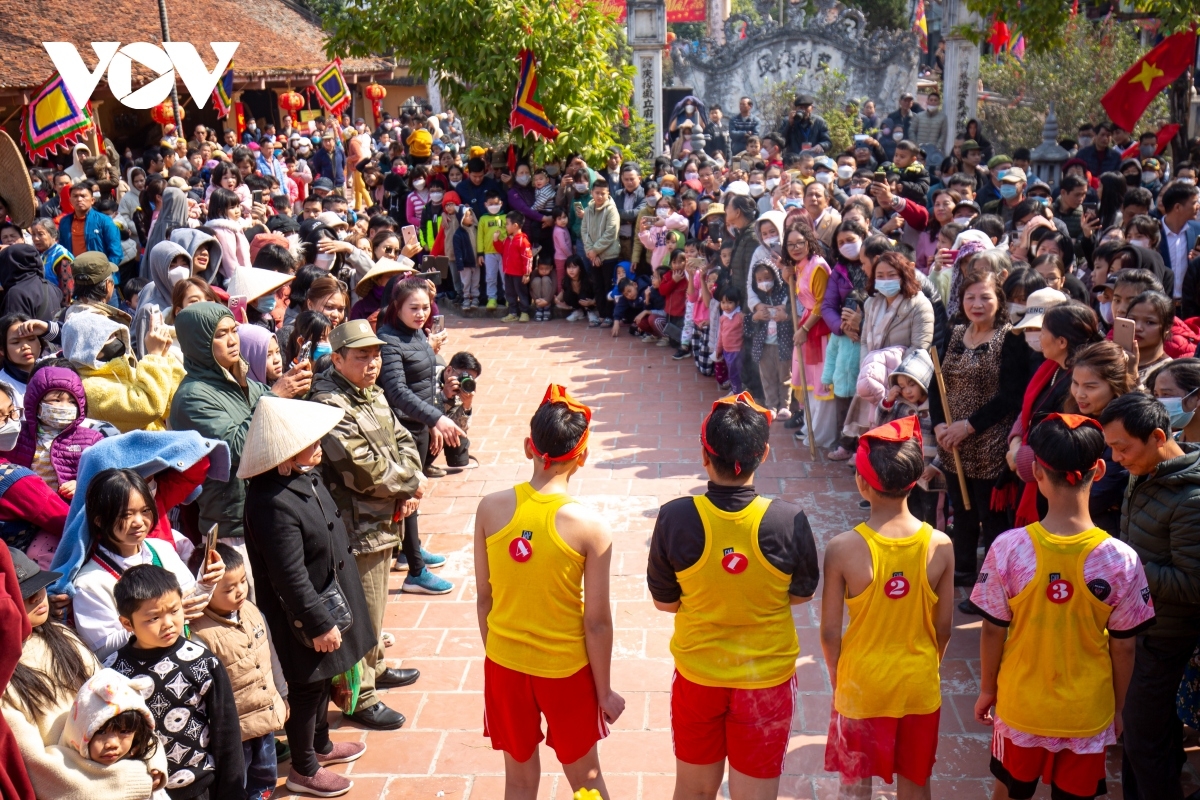 A teenager from each team takes part in a 700-metre race from the communal house to the water supply and then back to the communal house, where the actual rice cooking takes place.