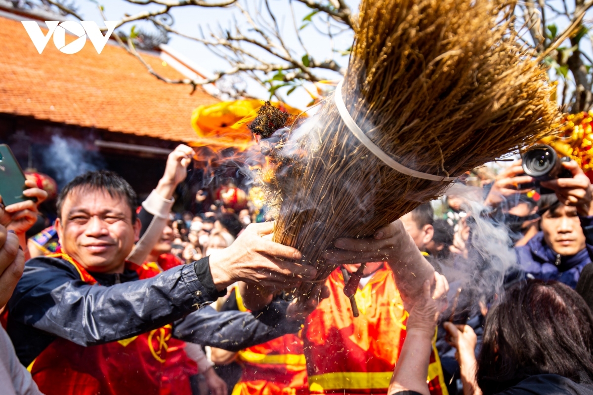 Next, each team sends four young men to make a fire from the straw. Two members of the team then pull on the two ends of a bamboo stick which are clamped against straw tinder, thereby creating enough friction to make a fire.