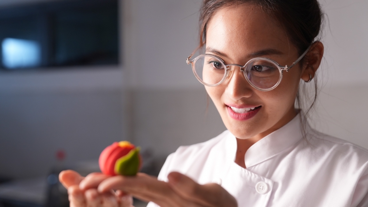Thuỳ Anh vào vai Ly, một cô gái mạnh mẽ, tinh nghịch, đôi khi tùy hứng.