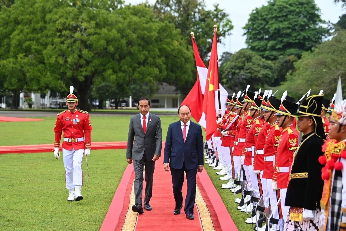 Tại Dinh Tổng thống ở Thành phố Bogor, tỉnh Tây Java, Tổng thống Indonesia Joko Widodo đã chủ trì lễ đón trọng thể Chủ tịch nước Nguyễn Xuân Phúc. 