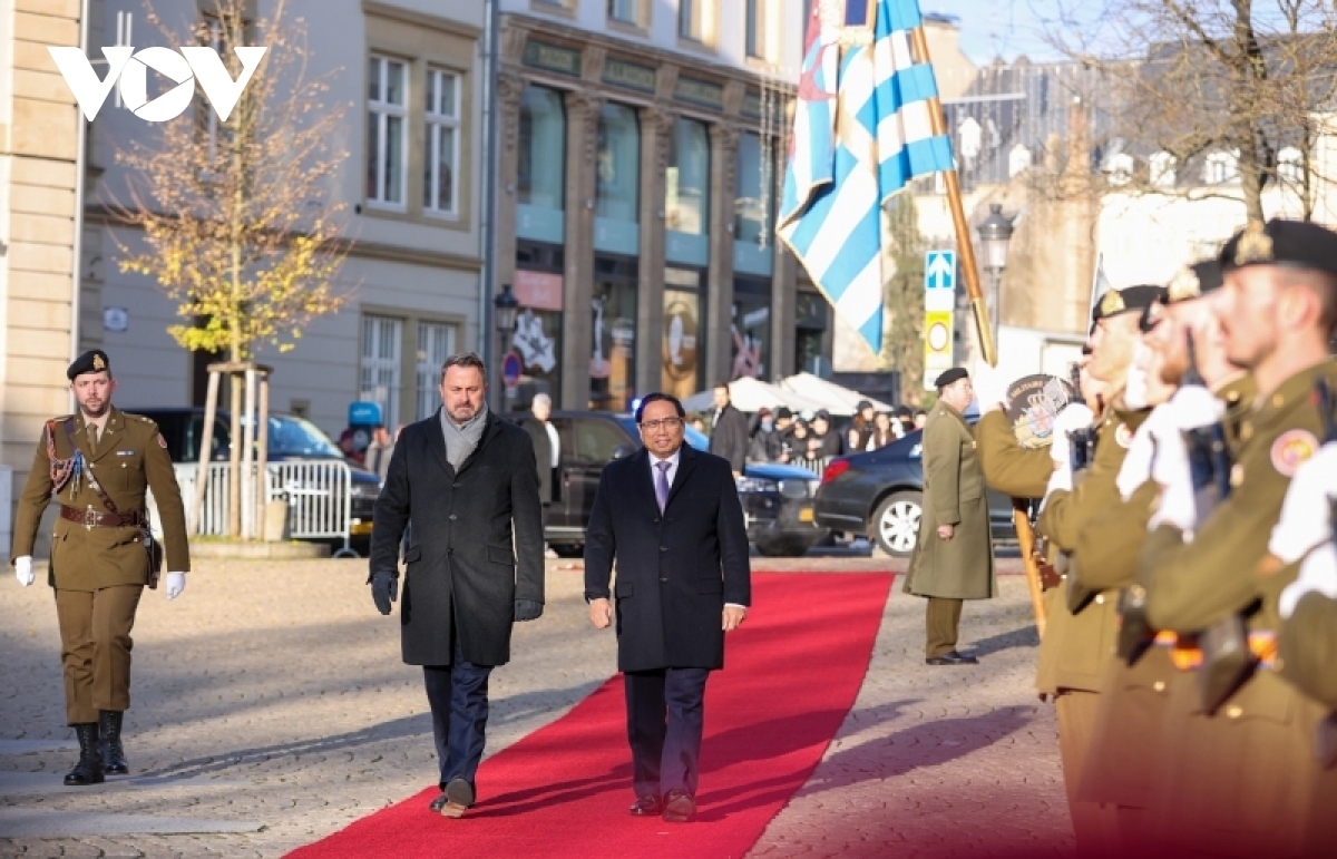 Thủ tướng Luxembourg Xavier Bettel chủ trì lễ đón Thủ tướng Phạm Minh Chính .