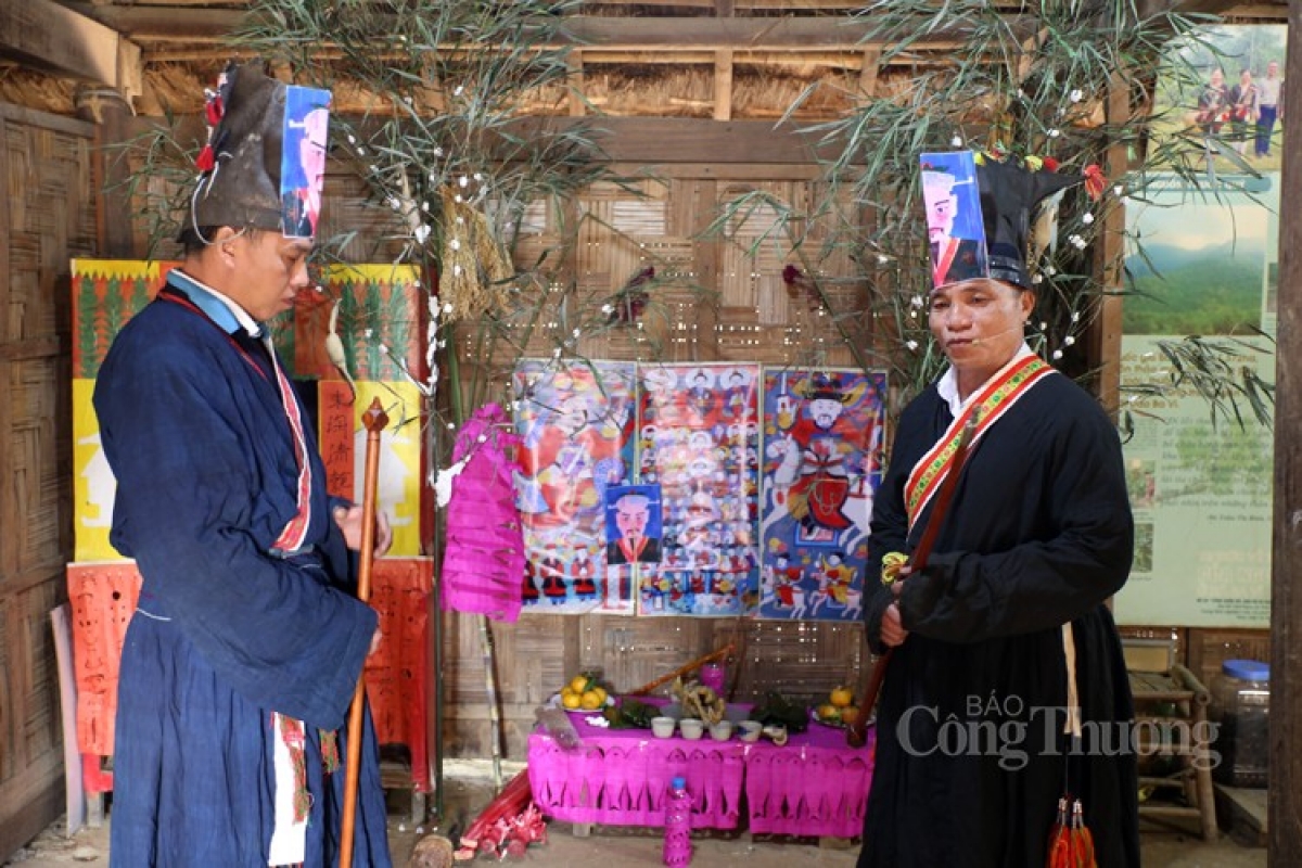 The host then invites shamans to conduct the worship ritual.