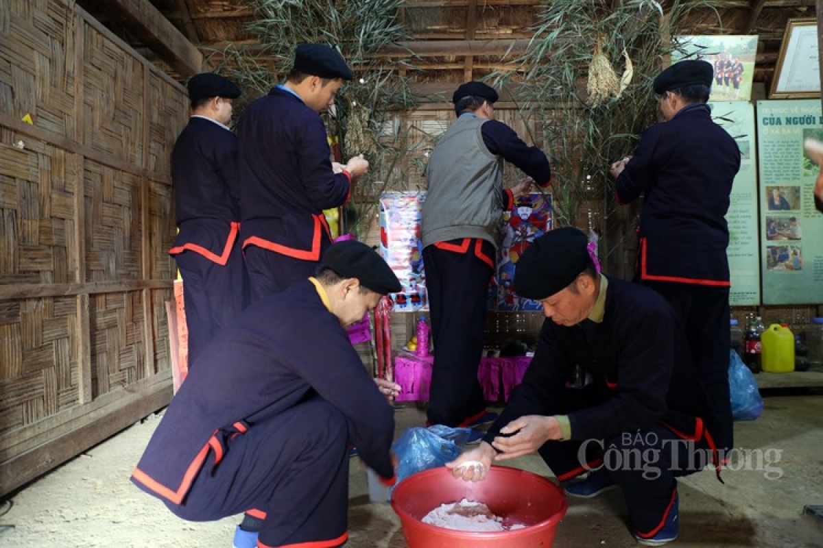 Family members arrive at the house to clean up and prepare offerings for the New Year celebrations.