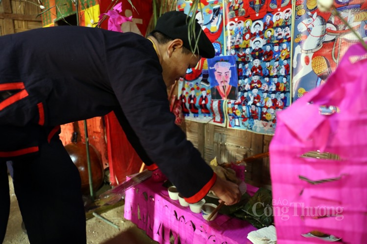 The ceremony invites deities and the souls of ancestors to participate in New Year celebrations with their descendants and then bless them with good luck. After the ceremony, family members can then enjoy a meal together.