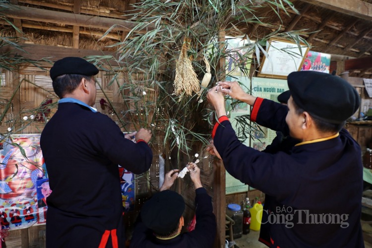 Ethnic villagers stick small bags of cakes to a bamboo tree, thereby sending local residents’ wishes for a new year with fertility, sufficiency, and prosperity.