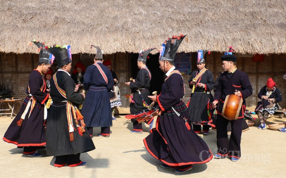 Many villagers come to share the joy and dance after the ritual, thereby praying for good weather and harvest in the year ahead.