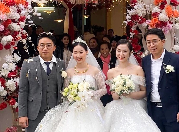 Cặp chú rể song sinh Nguyễn Hùng, Nguyễn Cường cùng cô dâu của mình trong ngày cưới (Ảnh: FBNV).