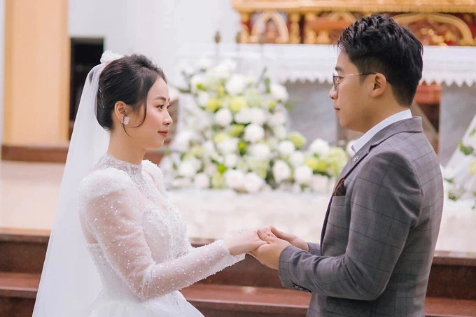 Chú rể Nguyễn Cường và cô dâu Linh Ly trong đám cưới tại nhà thờ năm ngoái (Ảnh: FBNV).