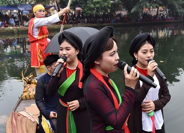 UBND huyện Tiên Du nghiêm cấm các hình thức hát quan họ ngửa nón nhận tiền.