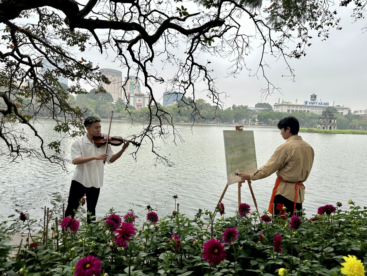 Tài năng violin Nguyễn Văn Trọng và Vàng Hải Hưng - họa sĩ người Giáy bên Hồ Gươm