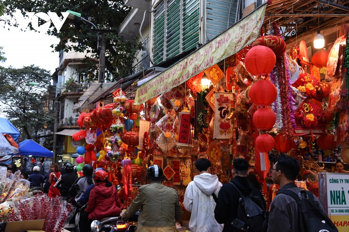 Crowds of local people tend to flock to Hang Ma street each year in order to purchase traditional objects and decorations specifically for the Lunar New Year.