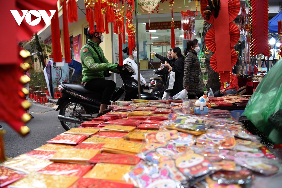 Li Xi, also known as lucky money, are an indispensable item during Tet.