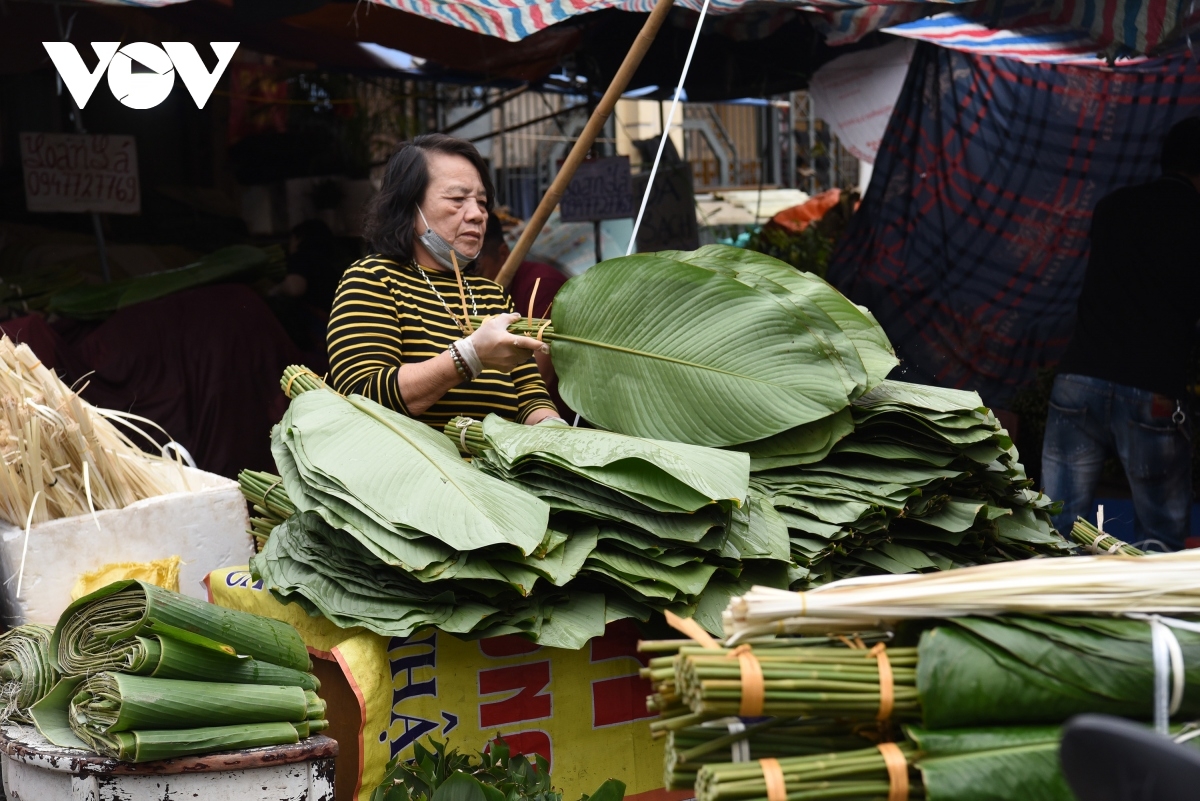 With only a few days until the Lunar New Year, the market on Tran Quy Cap street behind Hanoi Railway Station is packed full of buyers visiting the busy stalls with La Dong (Dong leaves) for sale.