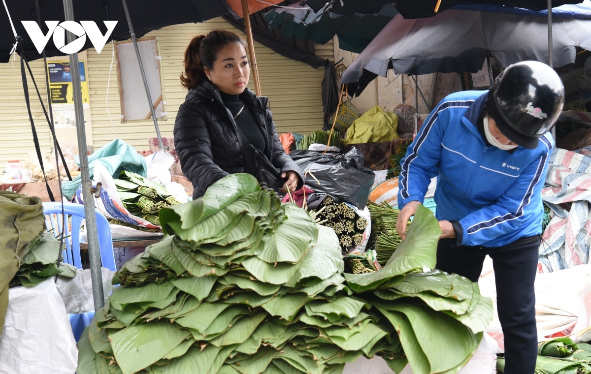 In recent years the market has become increasingly crowded because many Hanoians make Banh Chung (square glutinous rice cake) by themselves.