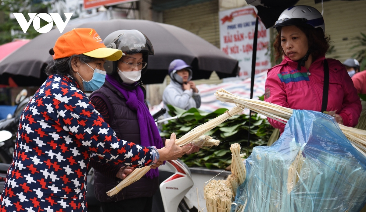 Traders are able to sell thousands of Dong leaves and bamboo strings every day as they are the main items used to wrap Banh Chung, a traditional cake consumed by Vietnamese people during the occasion.