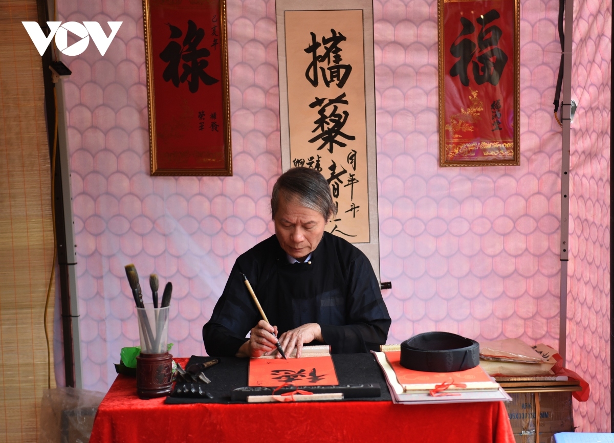 The spring calligraphy festival 2023 opens at Hanoi’s Van Mieu – Quoc Tu Giam, known internationally as the Temple of Literature, with the site being the first university in Vietnam, on January 15 as part of efforts to uphold the spirit of learning among younger generation and respect for educators.