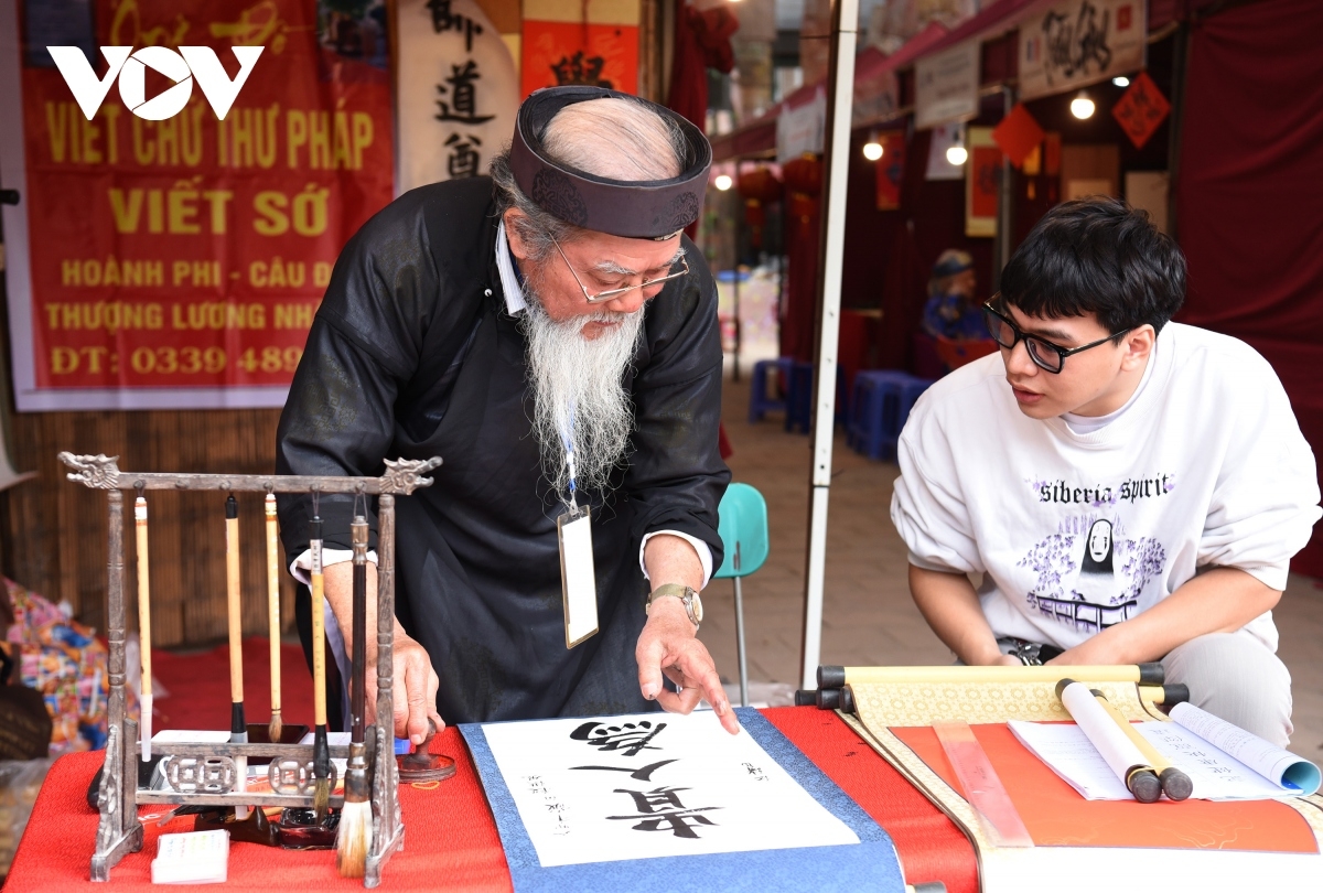 Producing pieces on red or yellow Do (poonah) paper, calligraphers write scripts which are intended to bring about good health, luck, and prosperity for those in attendance.