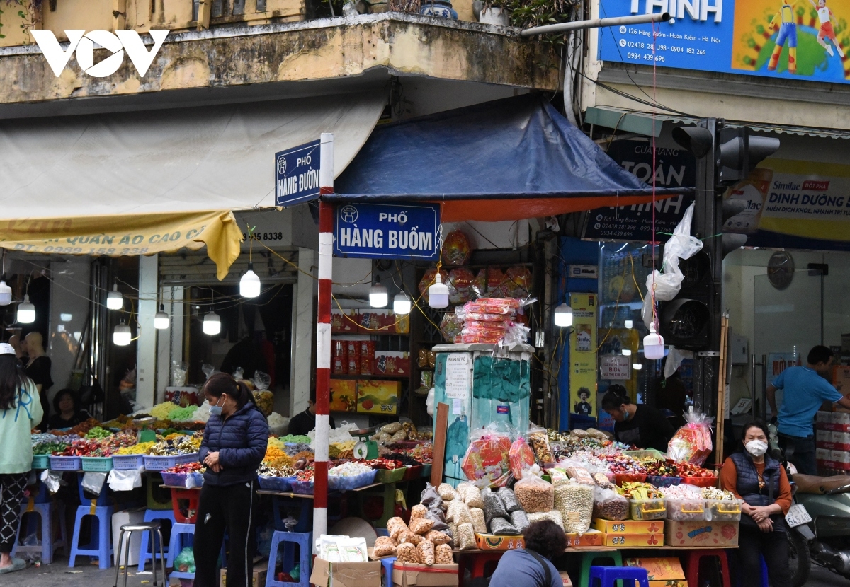 Stalls on Hanoi’s Hang Buom street sell both salted and sugared dried fruits, imported candies, and Mut Tet (Tet jam).