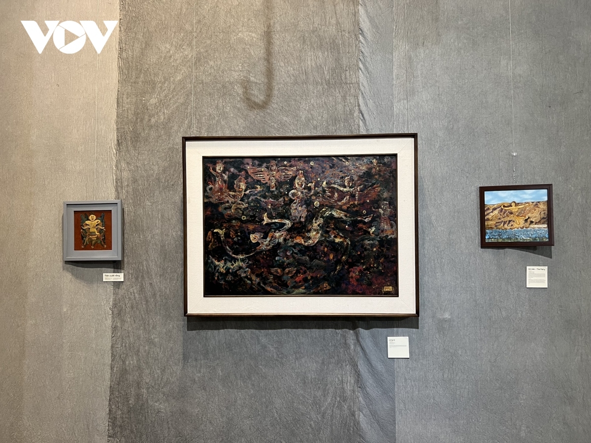 Paintings with different themes on the topic of Tet festival in Vietnam are introduced to visitors.