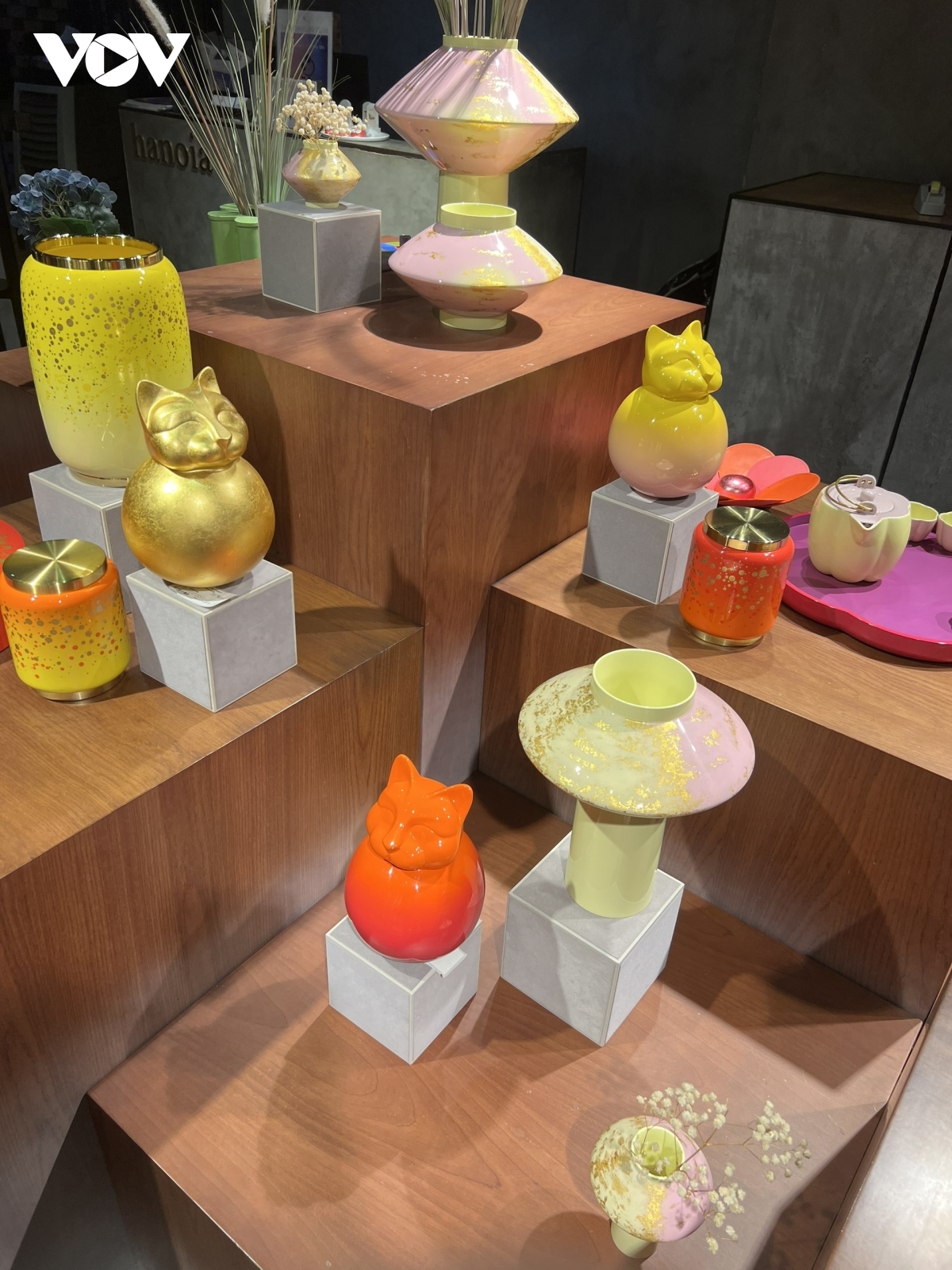 Cat-shaped products are exhibited at 38 Hang Dao street.