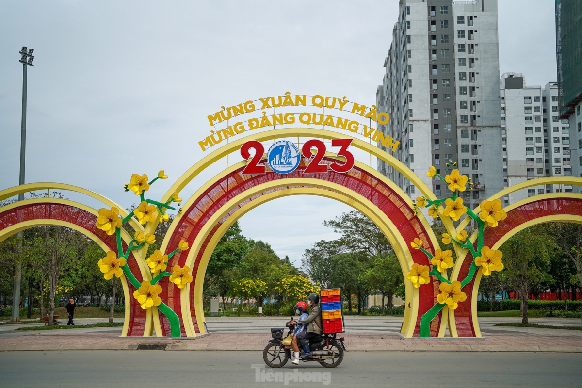 These days many streets and alleys throughout the southern city have hung up national flags, flower decorative items, and slogans in celebration of the Lunar New Year holiday.