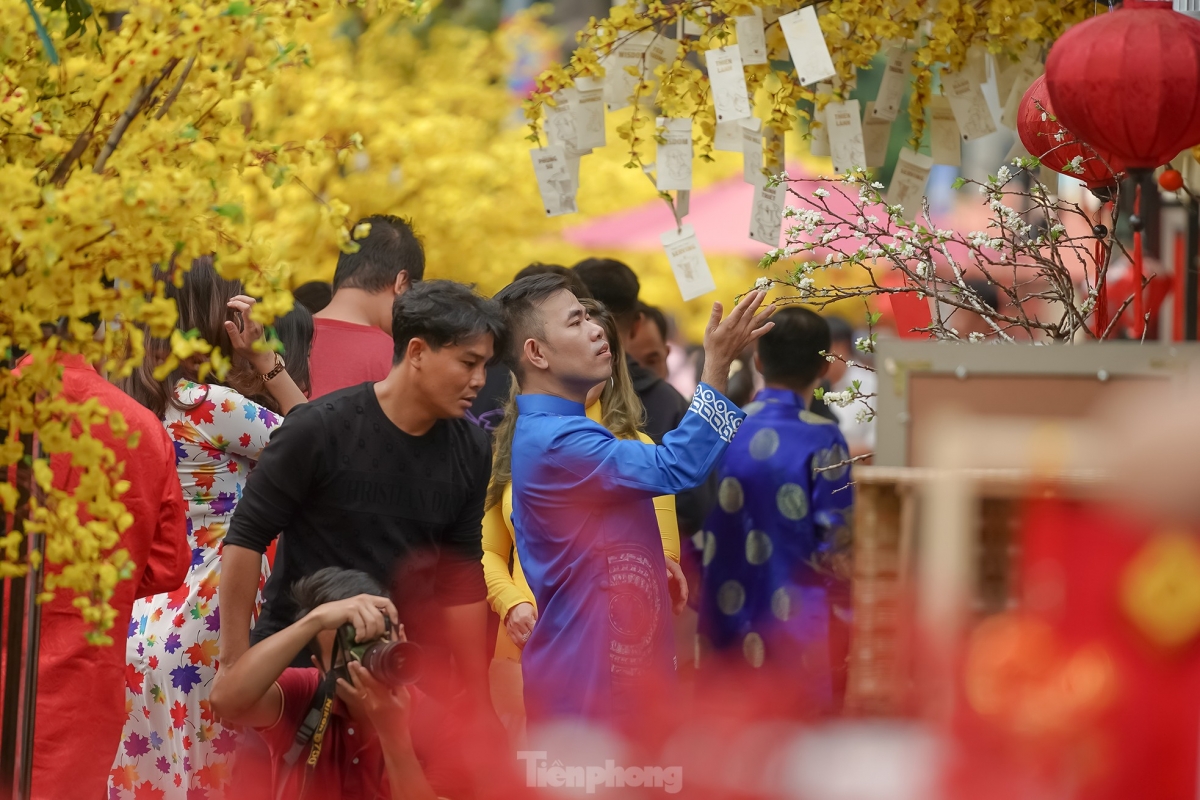 The event marks the 16th consecutive year that the Youth Cultural House on Pham Ngoc Thach street in District 1 has hosted a street of calligraphers. The function is scheduled to last through to January 26, or the fifth day of the first lunar month.