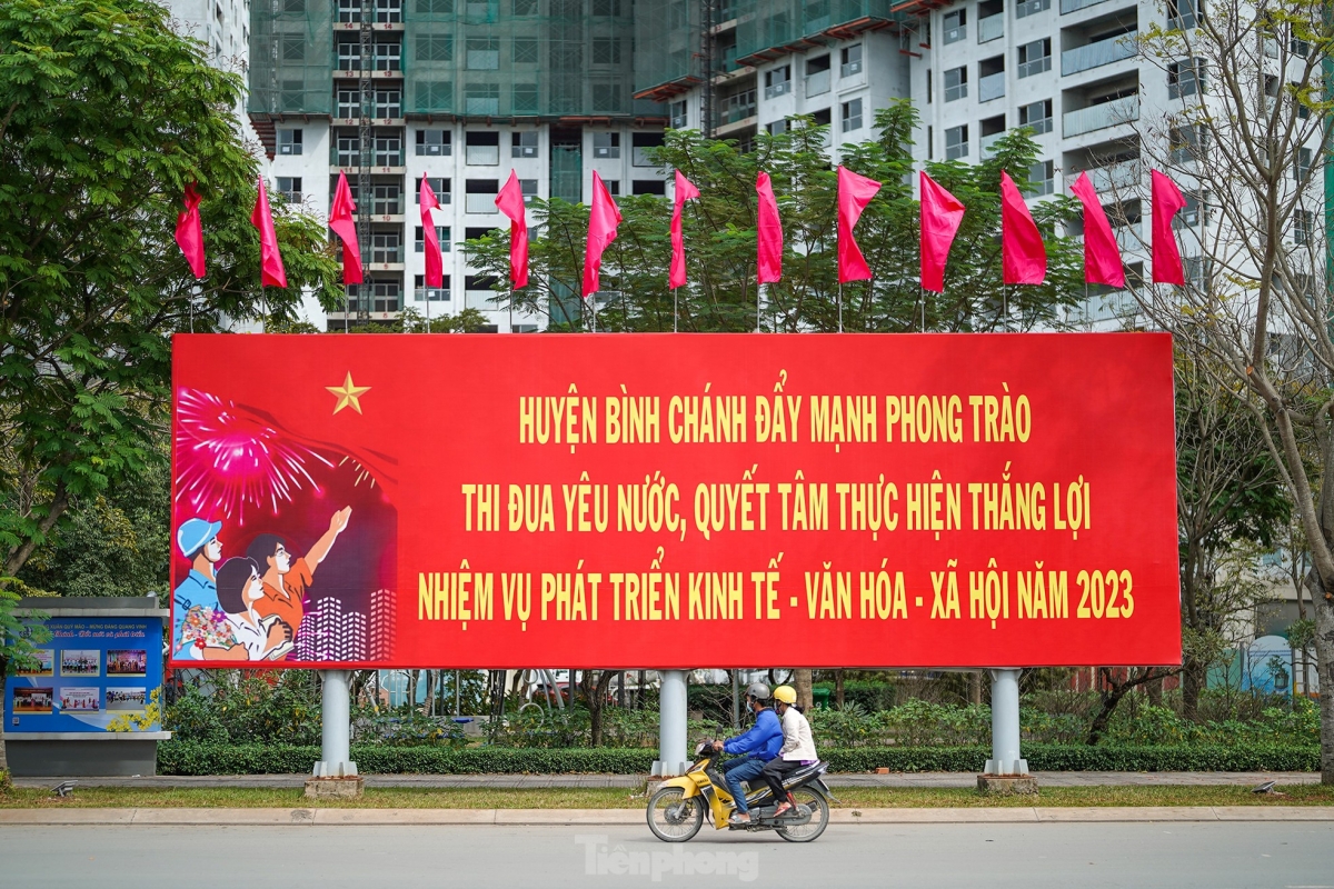 Slogans are hung everywhere in a bid to encourage local residents to enter the new year with high determination in order to build a city with strong economic growth.