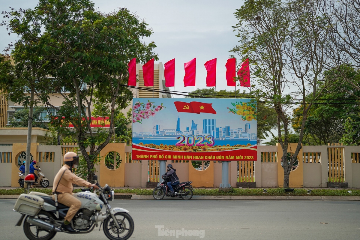 Ho Chi Minh City saw 2022 as a period of economic recovery and life returning to normal once again after the devastating impact of the COVID-19 pandemic. The fresh decorations across many streets highlights the happiness and the resilience to overcome all difficulties faced by people in the Lunar New Year period.