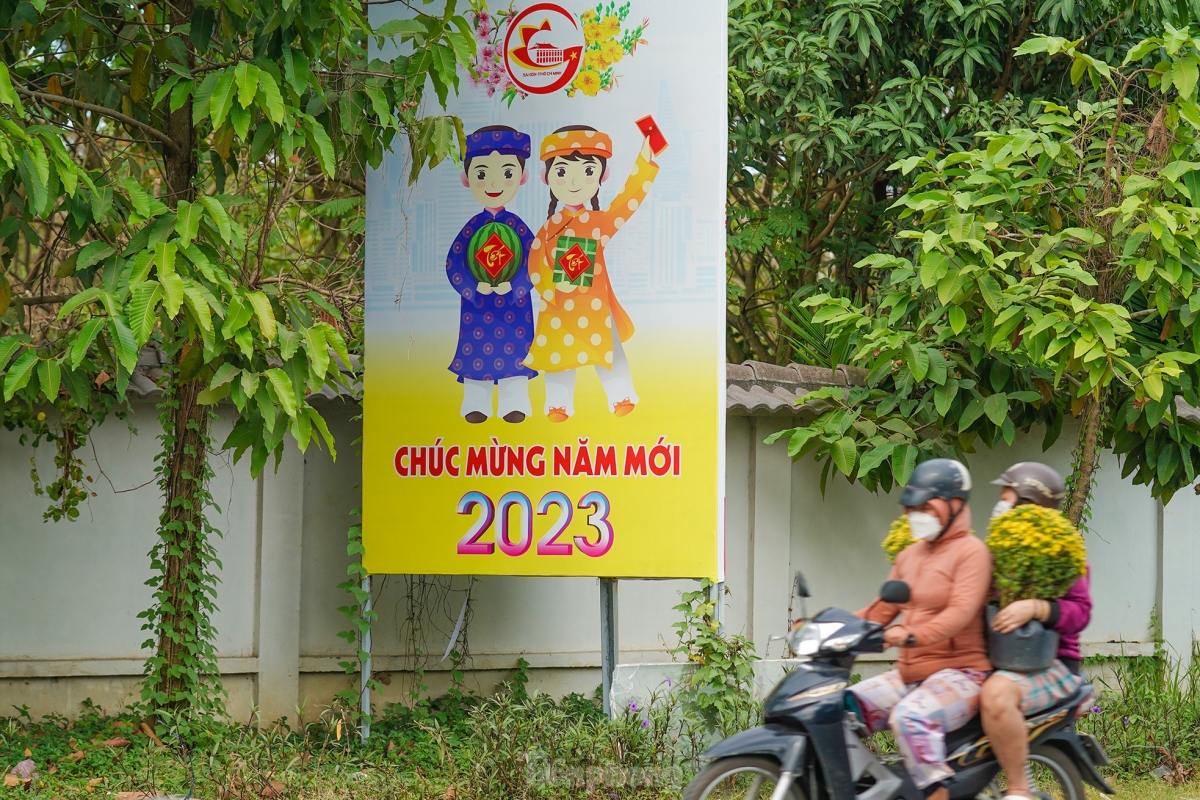 In addition to main streets, small alleys are also thoroughly decorated with various kinds of slogans and flowers for the festive occasion.