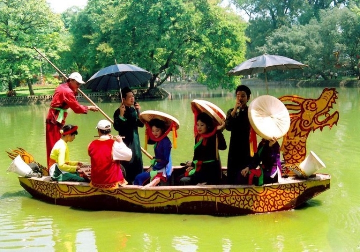 Khung cảnh hát giao duyên tại hội Lim – huyện Tiên Du, Bắc Ninh