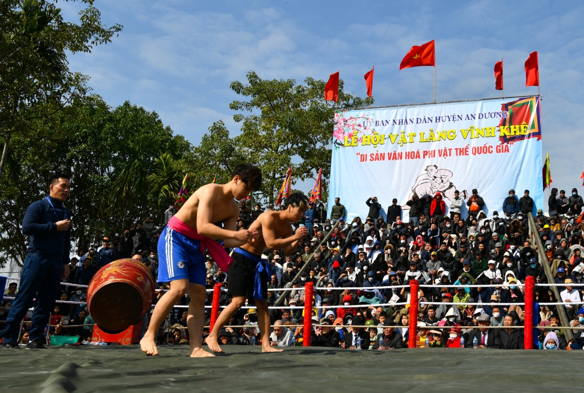 Điều thú vị, độc đáo của hội vật truyền thống làng Vĩnh Khê nằm ở thể lệ thi đấu không theo bất cứ quy chuẩn nào, mà hoàn toàn theo lệ làng quy định. Các đô vật thi đấu với nhau theo thể thức bốc thăm, không tính lứa tuổi và cân nặng.