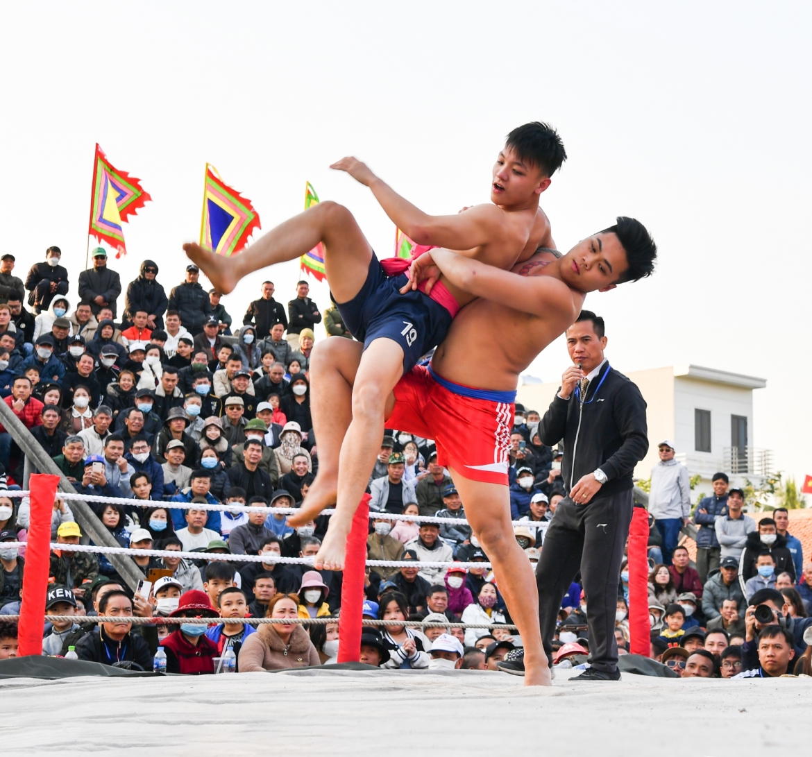 Lễ hội nhằm tưởng nhớ công ơn của ba vị Thành Hoàng thời nhà Mạc là Trung Thánh Đại Vương Vũ Viết Giao, Hùng Vũ Đại Vương Vũ Viết Sào và Đại Vương Tứ Dương Hầu Phạm Tử Nghi.